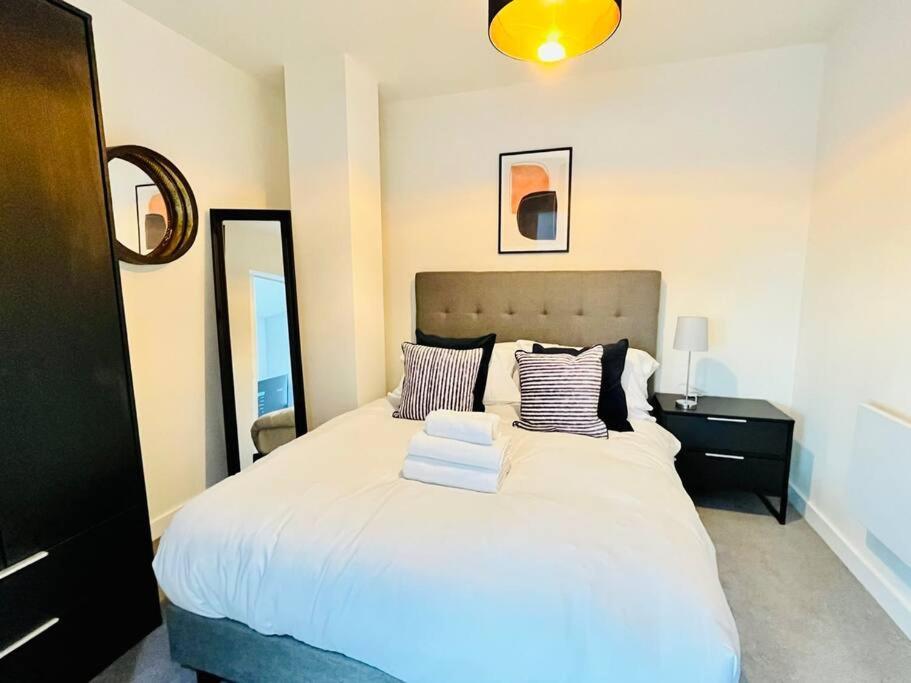 Modern One Bedroom Apartment Near Old Trafford Stadium Manchester Exterior photo